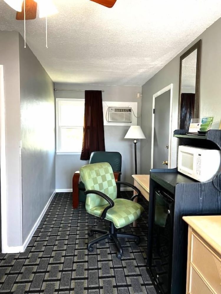 Hawkeye Motel - photo 5