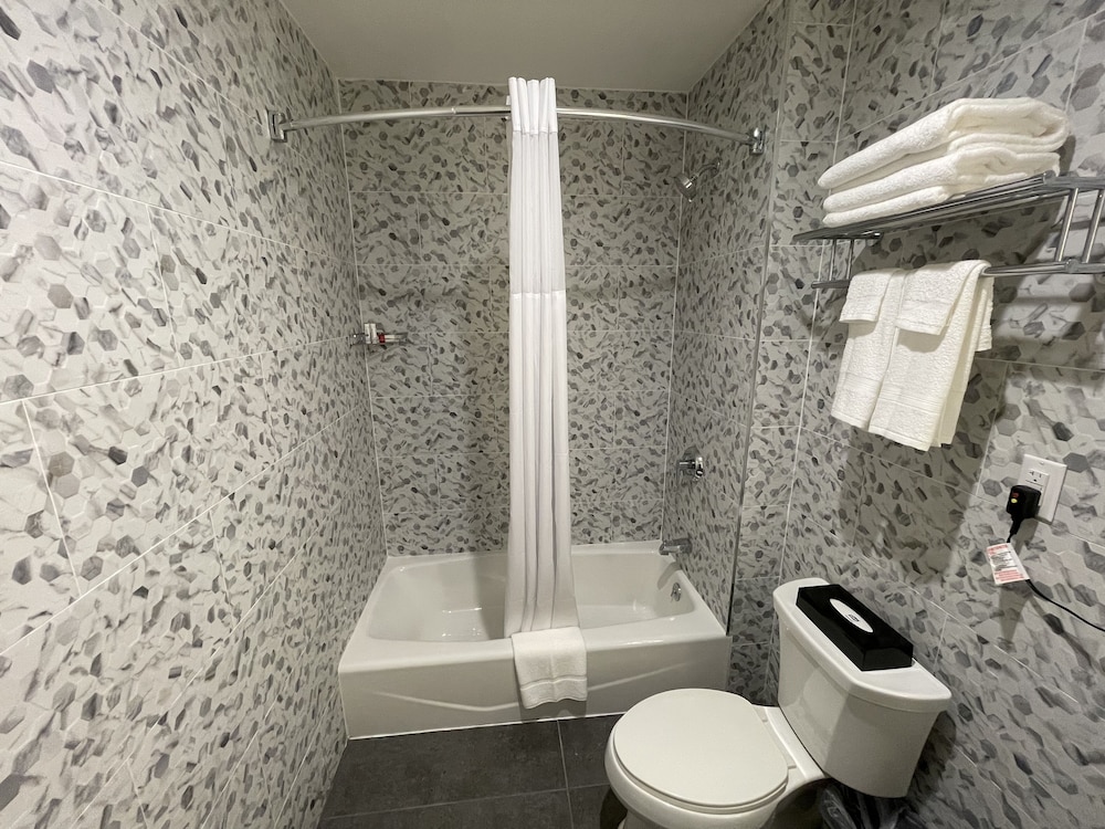 Super 8 by Wyndham Bronx Near Botanical Garden - photo 20