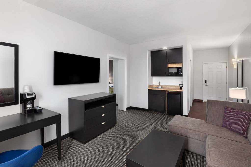 La Quinta Inn & Suites by Wyndham Austin Cedar Park - photo 23