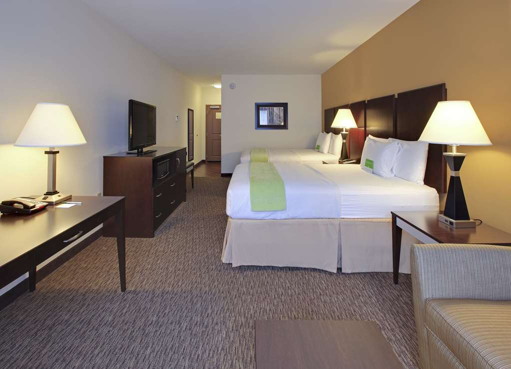 La Quinta Inn & Suites by Wyndham Memphis Wolfchase - photo 14