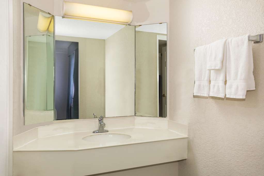 Super 8 by Wyndham Eagle Pass - photo 21