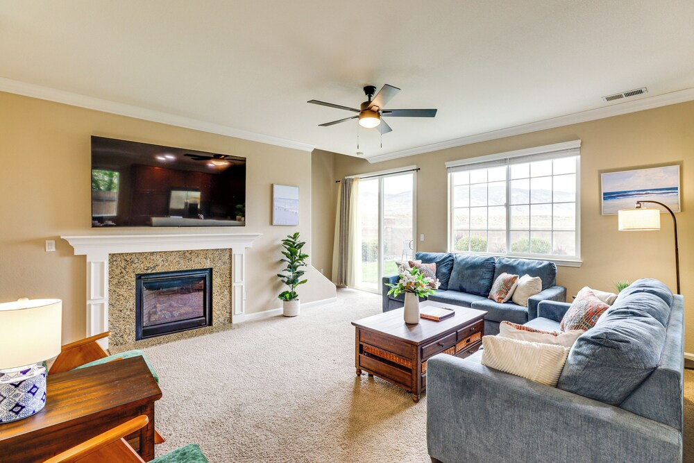 6 Mi to Dtwn Reno: Mtn view Retreat w Fireplace