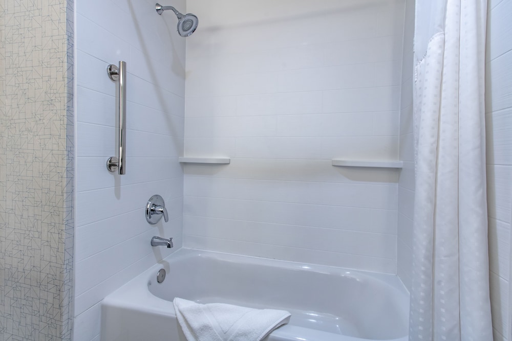 Holiday Inn Express Hotel & Suites Roseville Galleria Area by IHG - photo 70