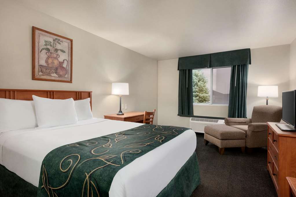 Travelodge by Wyndham Clinton Valley West Court - photo 9