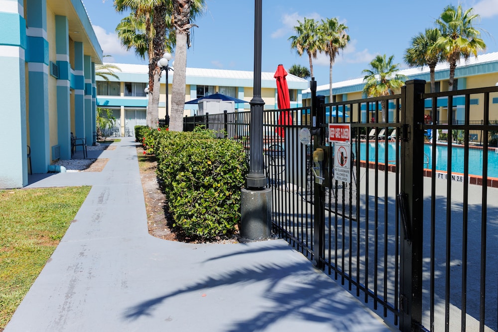 Garnet Inn & Suites Orlando - photo 111