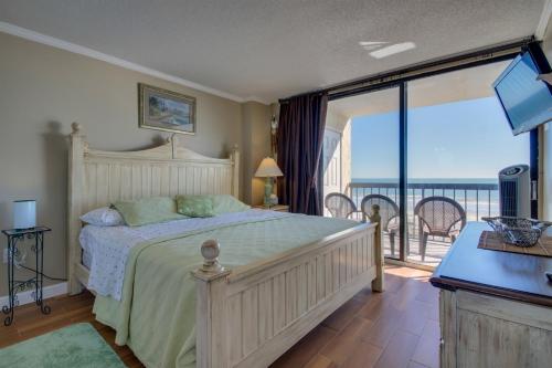Windy Hill Beach Sleeps 6 3bed2bath Oceanfront Pool WIFI TV 16 Foot Balcony — 4-Star Luxury Hotel in Myrtle Beach, United States