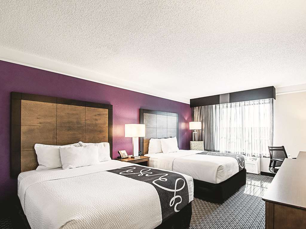 La Quinta Inn & Suites by Wyndham Cincinnati Sharonville - photo 22
