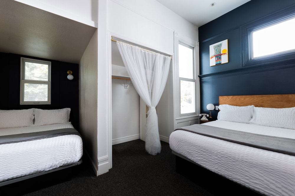 The Metro Hotel - photo 21