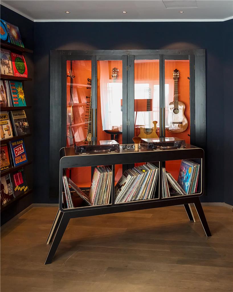 Inspired by the iconic energy of Studio 54 and the smooth legacy of jazz great Lionel Hampton — who once called this hotel home — Studio 45 is a 95qm sanctuary made for those who understand the difference between style and substance.