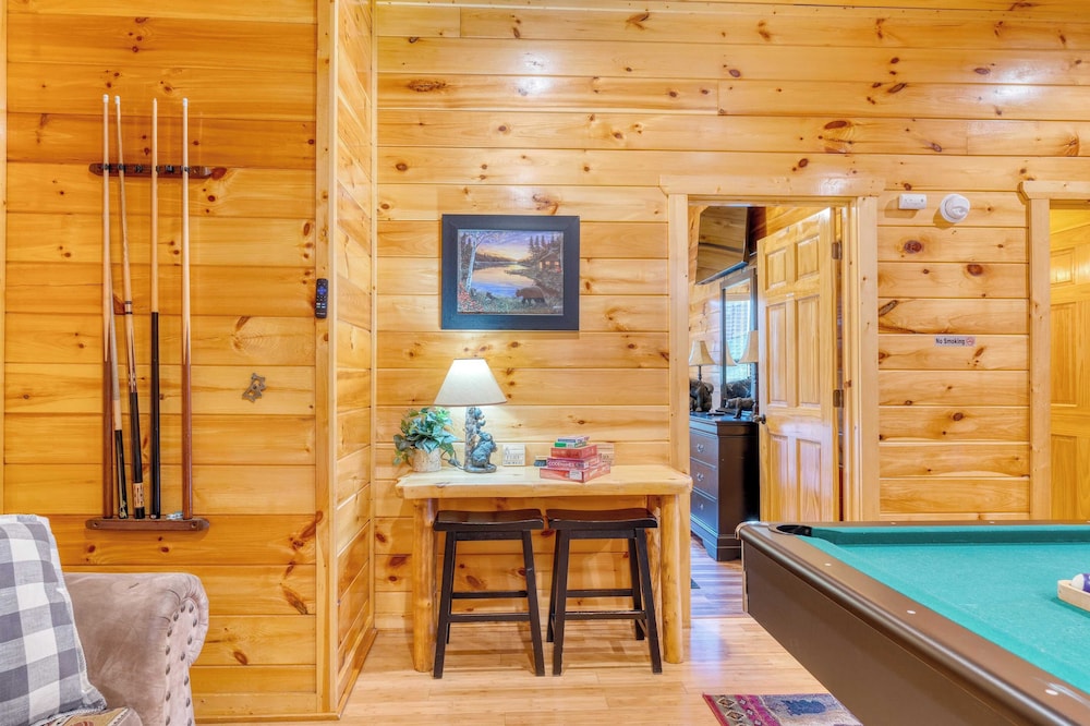 Bear Cove by Avantstay Hot Tub Pool Table - photo 12