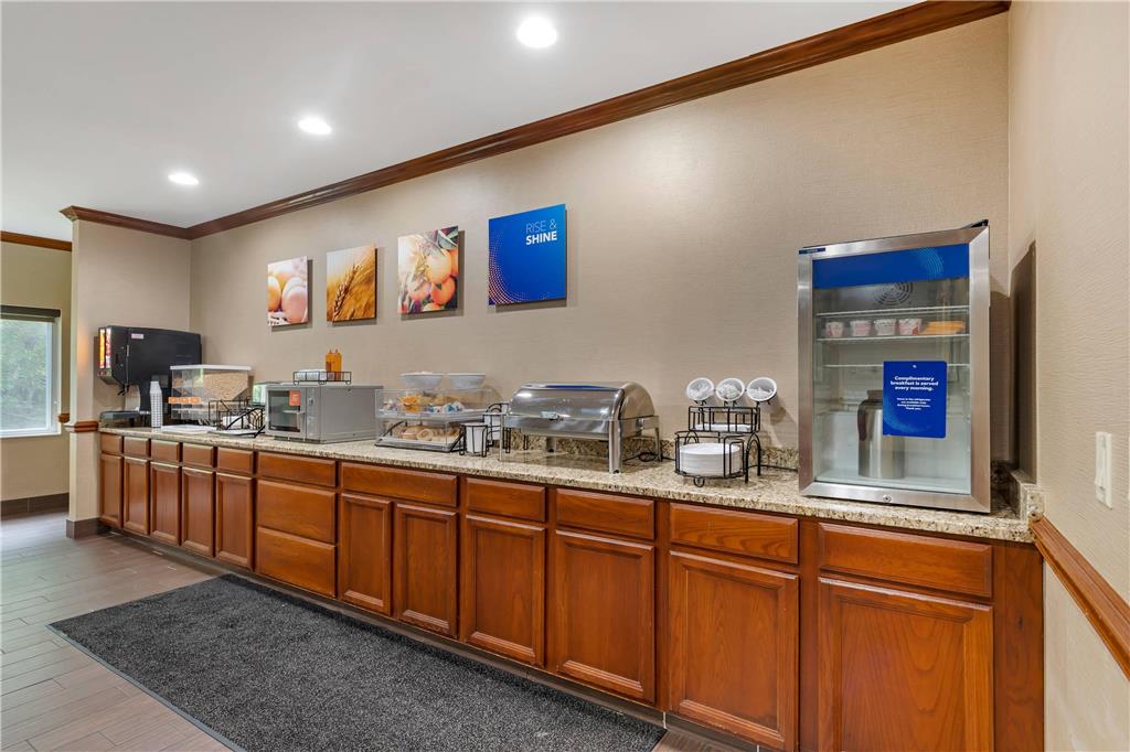 Comfort Inn & Suites East Moline near I 80 - photo 39