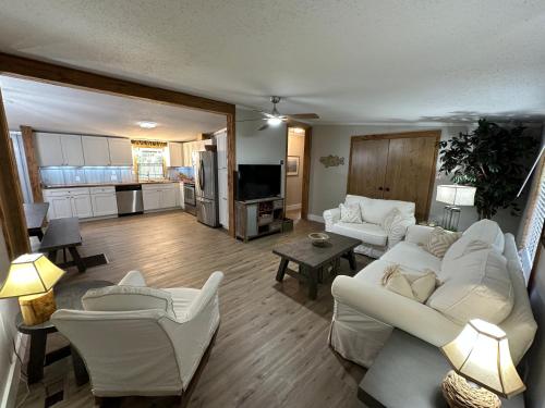 Waterfront Canal in Satsuma Florida — 4-Star Luxury Hotel in Satsuma, United States