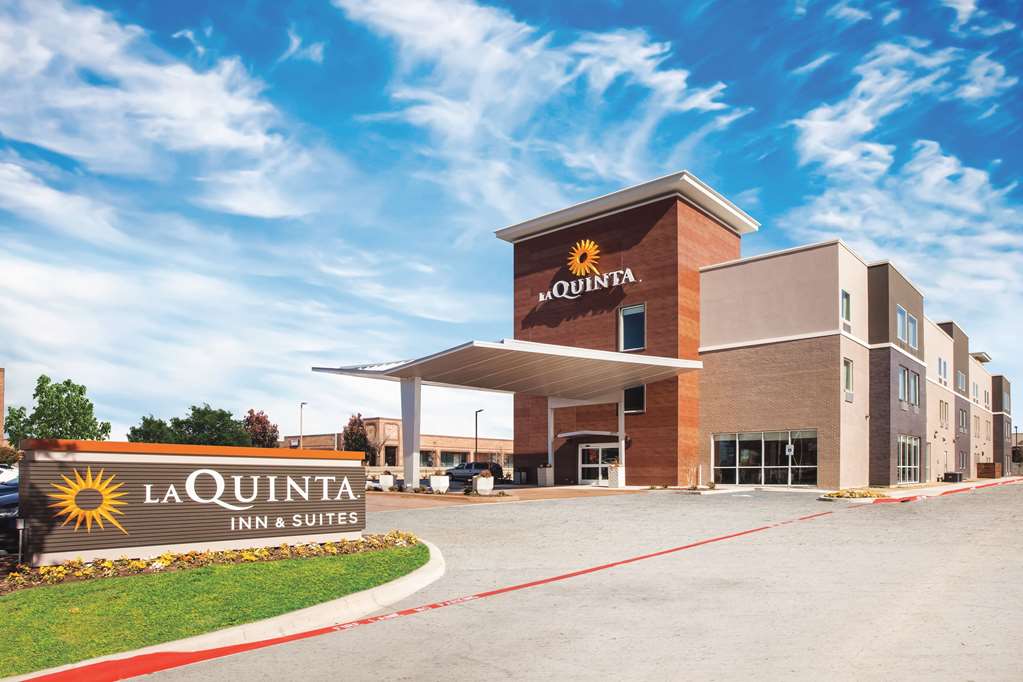 La Quinta Inn & Suites by Wyndham Dallas Northeast Arboretum - photo 2