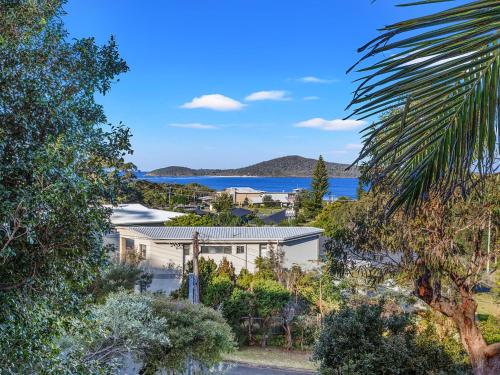 Island View Large Family Home Pool WI FI and Sweeping Views of Fingal — 4-Star Luxury Hotel in Fingal Bay, Australia