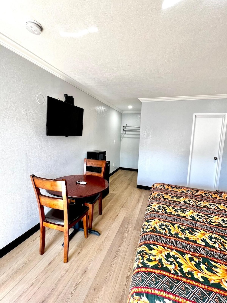 Aqua Inn Motel - photo 8