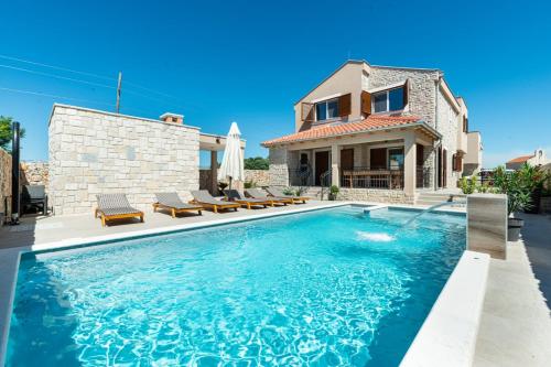 Romantic villa with pool and whirpool sauna near sandy beach by Traveler tourist agency Krk ID 2379 br 3 — 4-Star Luxury Hotel in Privlaka, Croatia