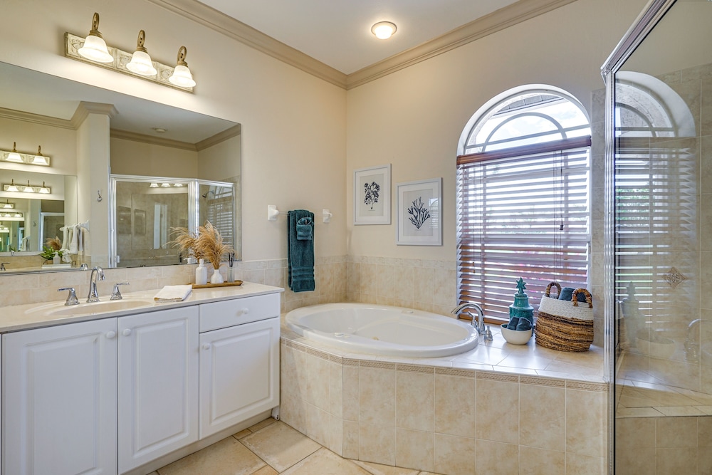 Spacious Oasis w Lagoon Pool & Spa in Cape Coral - photo 10