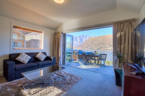 Alpine Vista Queenstown Holiday Home — 4-Star Luxury Hotel in Queenstown, New Zealand