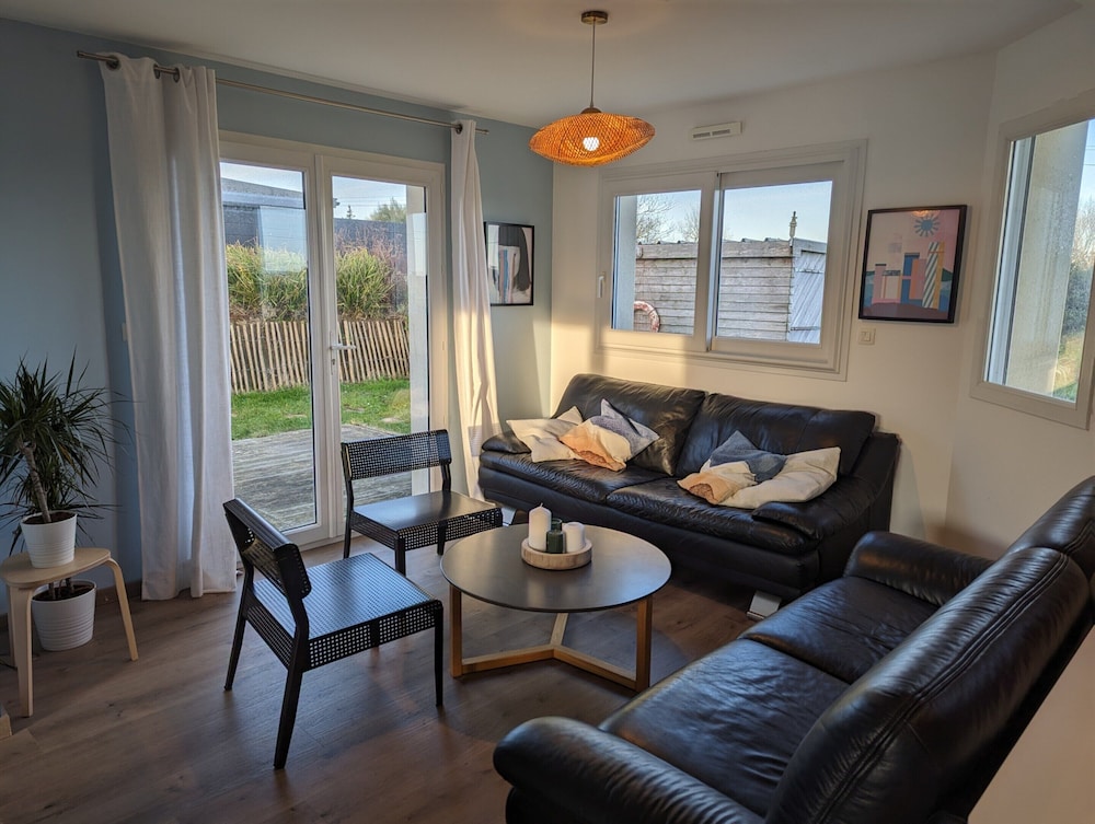 House in Ploudalmezeau Near Treompan Beach — 4-Star Luxury Hotel in Ploudalmezeau, France