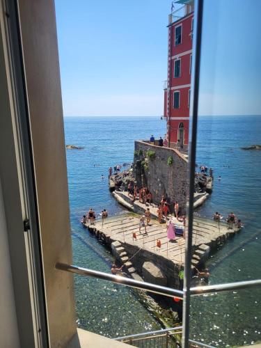 Back in Tide frontal sea view window no AC Pet friendly in Riomaggiore, Italy