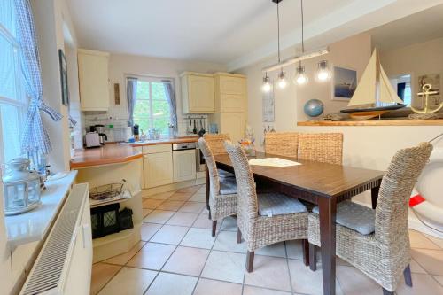 Blau Weiss Goethestrasse 1 Ferienwohnung 4 — 4-Star Luxury Hotel in Seebad Bansin, Germany