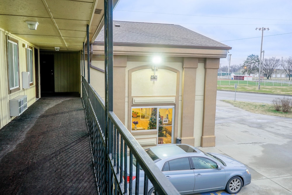 Regal Inn Coffeyville - photo 25