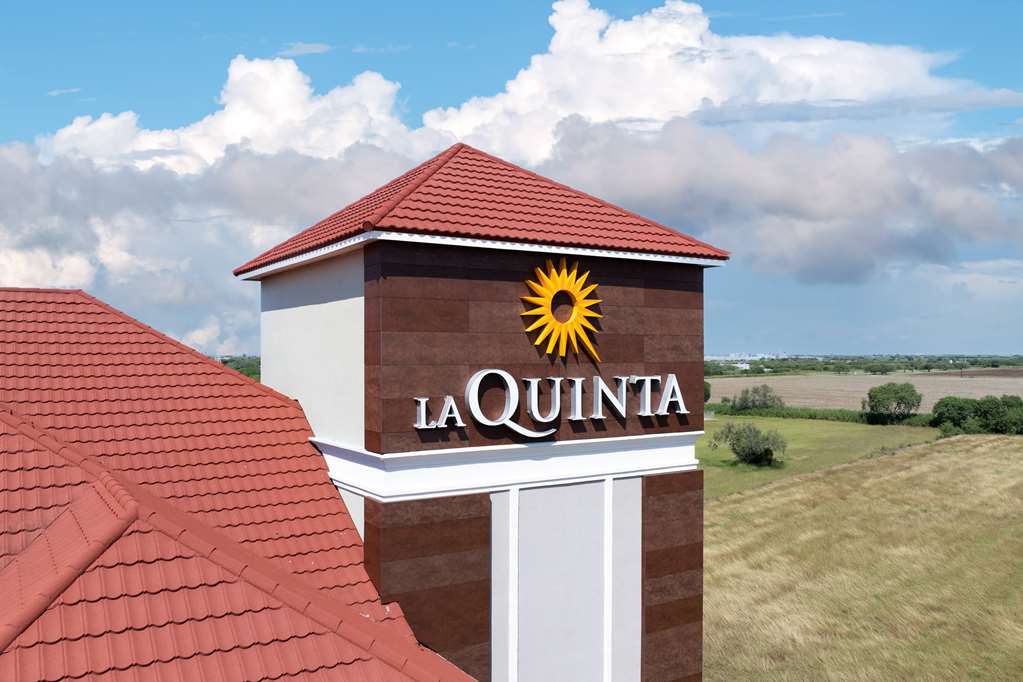 La Quinta Inn & Suites by Wyndham Raymondville - photo 5