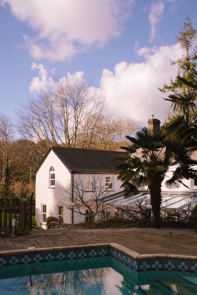 Beautiful Country Farmhouse Set In A Stunning Woodland With Pool Sauna & Parking at 'The Old Farmhouse' — 4-Star Luxury Hotel in Truro, United Kingdom