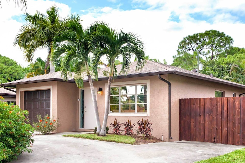 1 Mi to Beach Access Naples Home with Lanai — 4-Star Luxury Hotel in Naples, United States