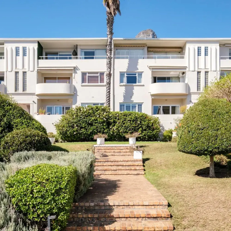 Unwind at Contemporary Alanda Apartment