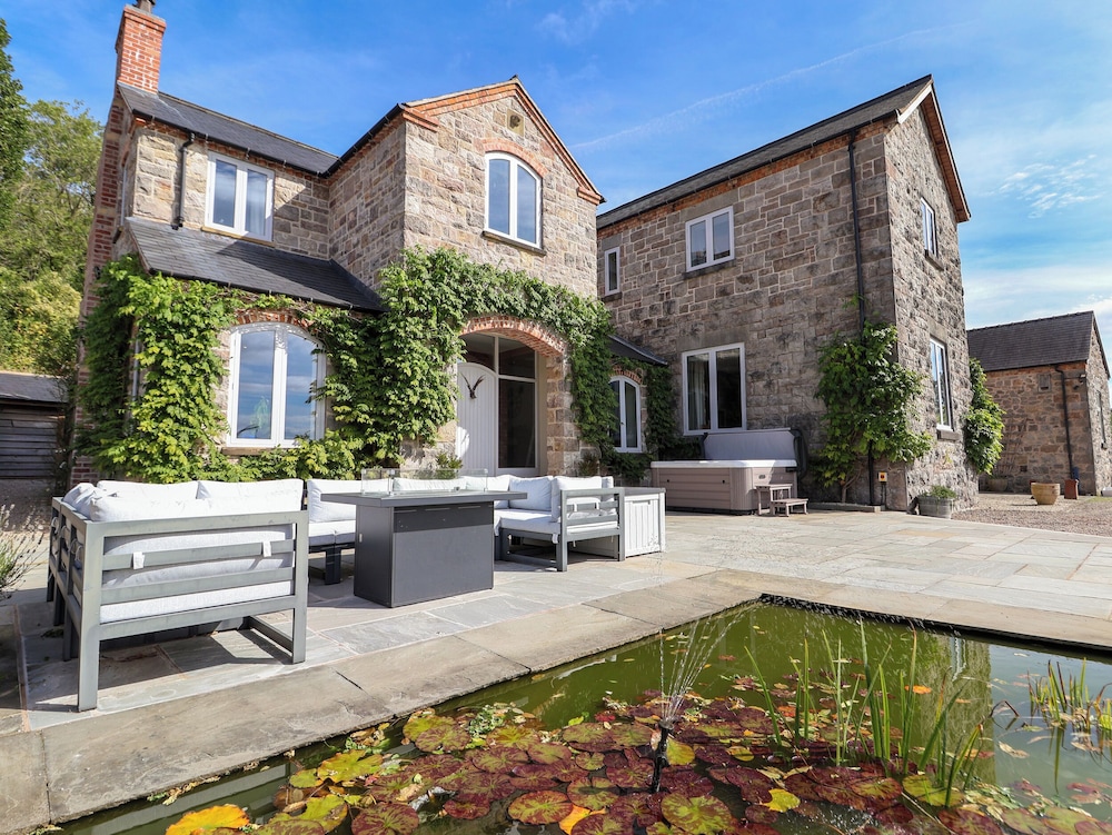 Tanat House — 4-Star Luxury Hotel in Oswestry, United Kingdom