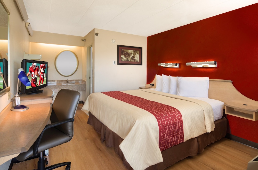 Red Roof Inn Cincinnati Northeast Blue Ash - photo 10
