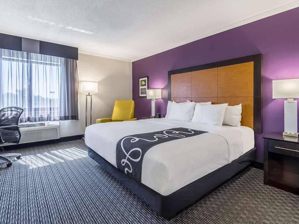 La Quinta Inn & Suites by Wyndham Cleveland Airport North - photo 18