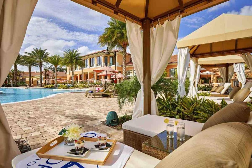 Regal Oaks Resort Townhouse — 4-Star Luxury Hotel in Kissimmee, United States