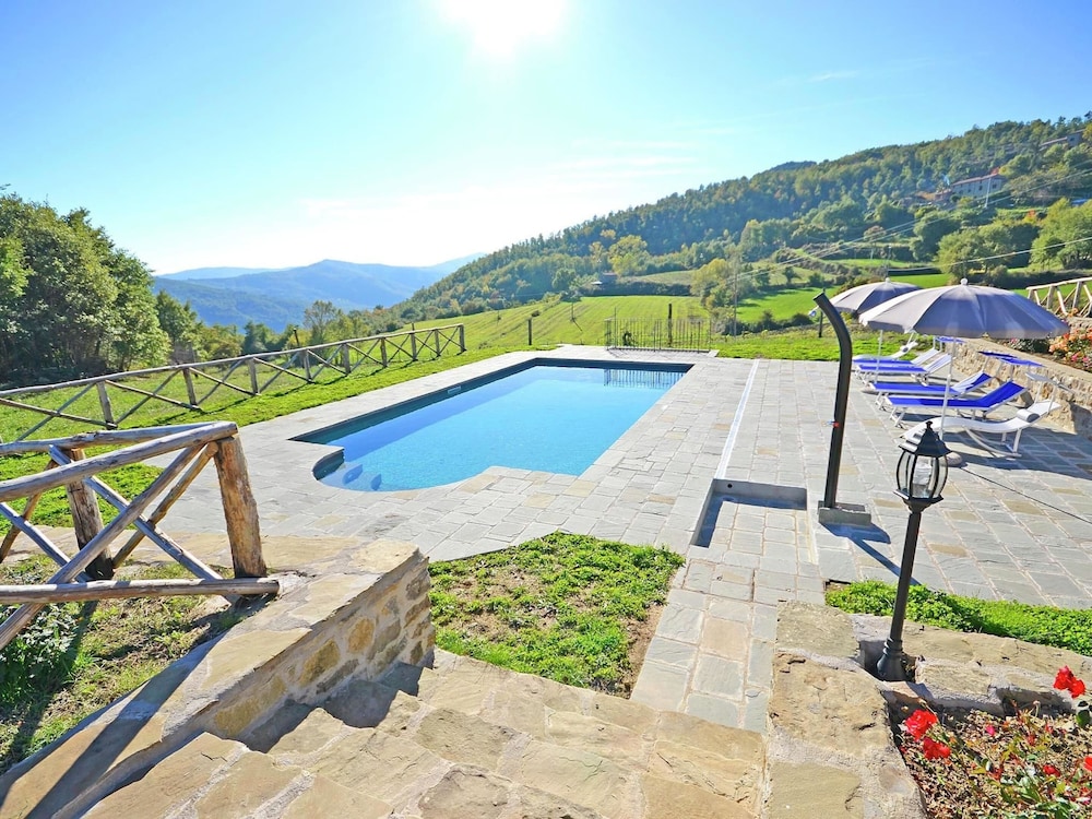 Villa with Private Pool near Cortona in Calm Countryside & Hilly Landscape — 4-Star Luxury Hotel in Cortona, Italy