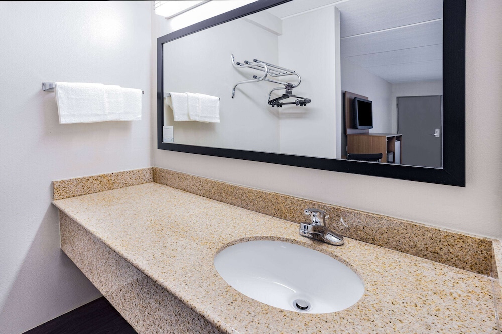 Red Roof Inn Leeds - photo 20