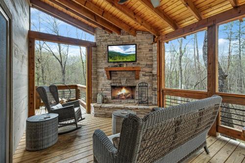 Rustic Elegance Cabin Near Toccoa River — 4-Star Luxury Hotel in Blue Ridge, United States