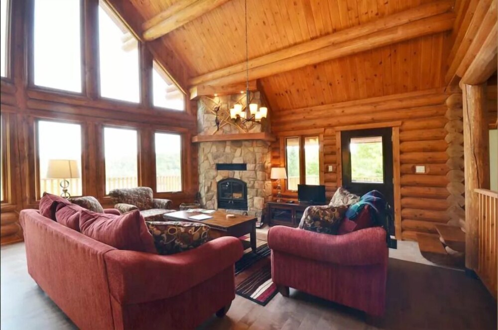 Chalet Loup Gris — 4-Star Luxury Hotel in Mont-Tremblant, Canada