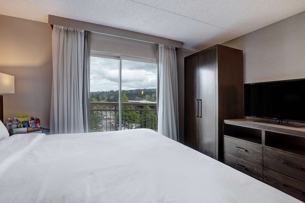 Embassy Suites by Hilton Seattle Bellevue - photo 19