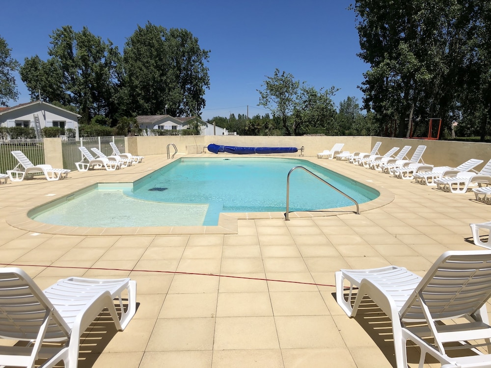 Les Gites De Montmartre pet-friendly hotel Le Perrier