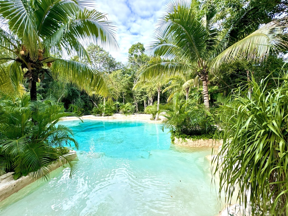 Glamping Bunga Lotus - carbon neutral hotel in Tulum