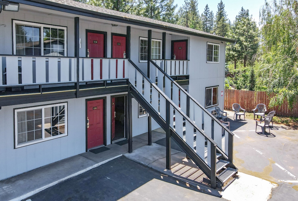 Charm Motel & Suites - photo 80