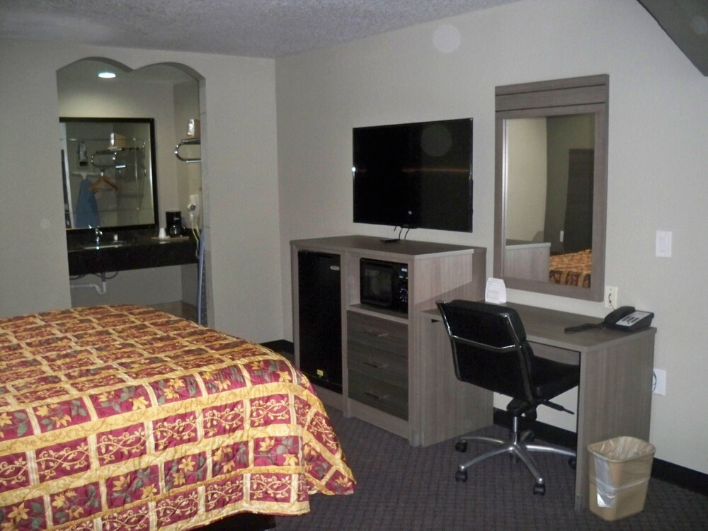 Scottish Inn & Suites - photo 9