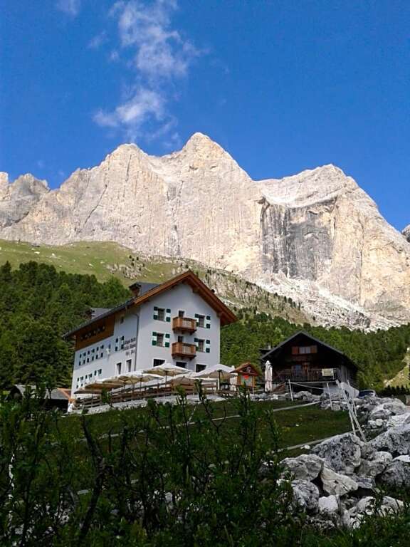Rifugio Stella Alpina Spiz Piaz per escursionisti in Pozza Di Fassa, Italy