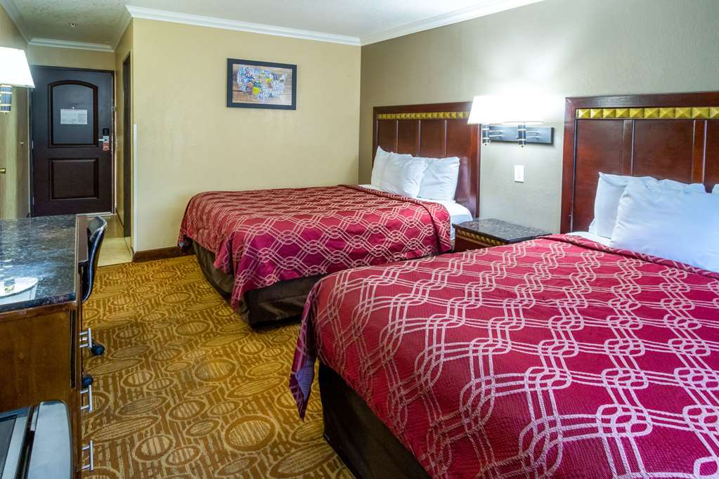 Econo Lodge Inn & Suites Fallbrook Downtown - photo 12