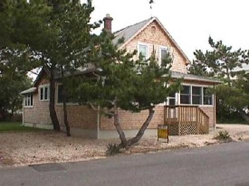 Ship Bottom Ocean Block Beach Cottage Great Location Only 3 Houses From The Sand And Surf Walking Distance To Shops Dining And Mini Golf 11490 22013236 — Ship Bottom