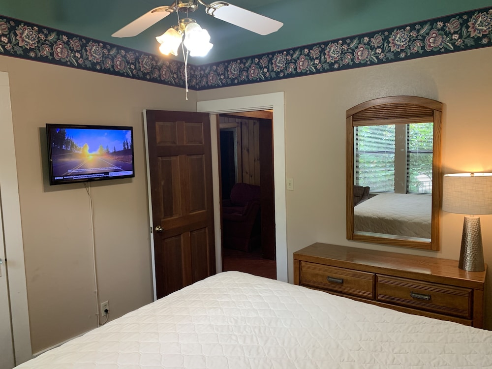 Carr's Northside Motel and Cottages - photo 14