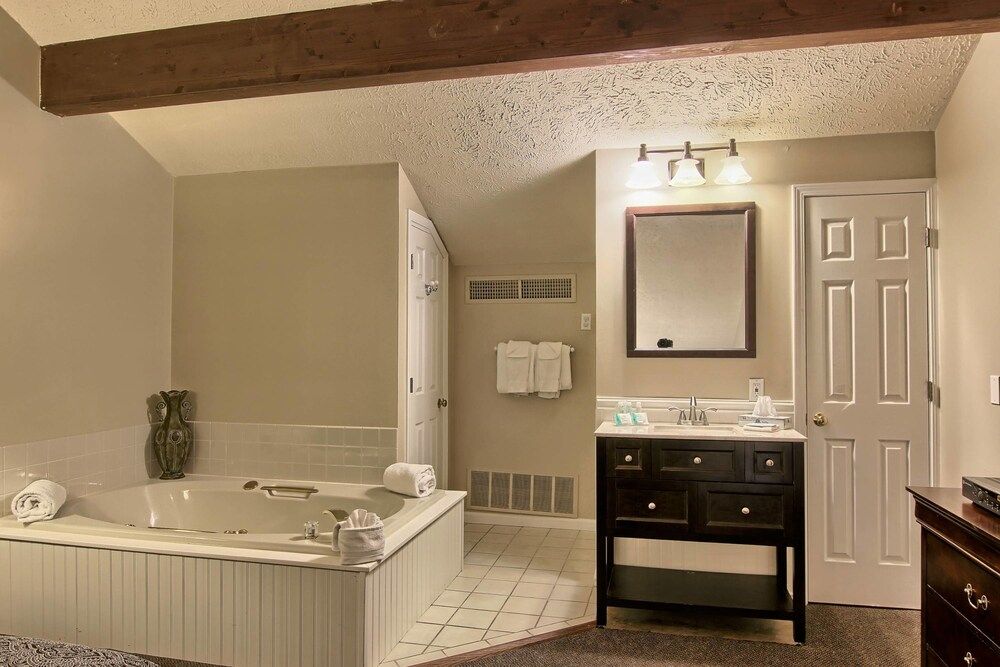 Pointes North Inn - photo 39