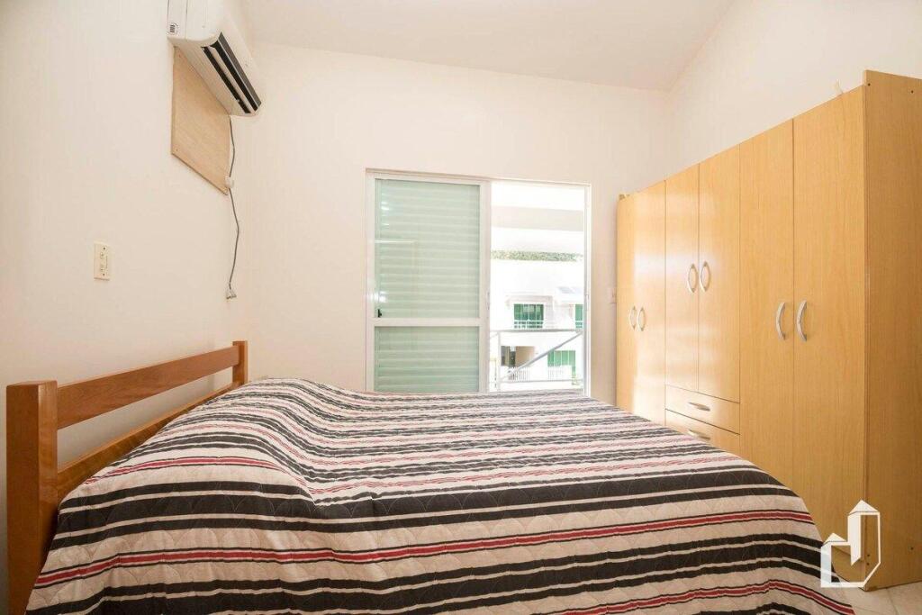Casa com 05 dormitórios ideal as férias na praia