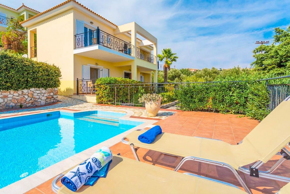 Skala Villa Yellow — 4-Star Luxury Hotel in Poros, Greece